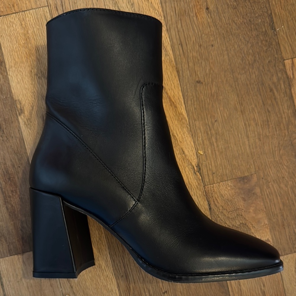 Tahari Black Heeled Boots Sleek Modern Design